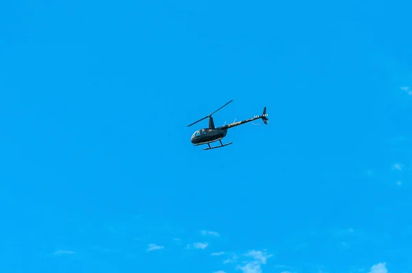 Маленький Вертолет Летящий Над Пляжем Красивым Голубым Небом Качестве Фона — стоковое фото