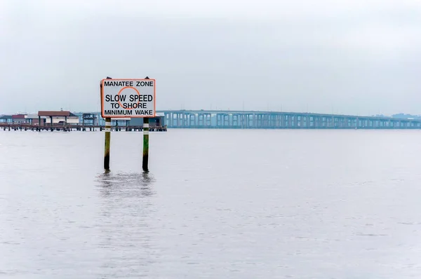 Lassú Sebesség Tábla Egy Nyílt Folyóban Jacksonville Körül Florida Usa — Stock Fotó