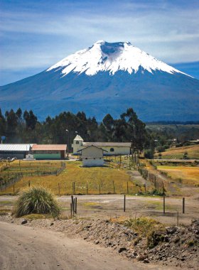 Güneşli bir sabahta Cotopaxi Ulusal Parkı 'ndan Cotopaxi volkanı manzarası. Ekvador
