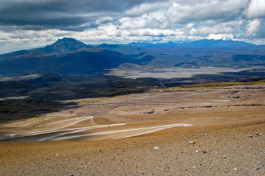 Sincholagua ve Antisana volkanları Cotopaxi yanardağının yamaçlarından, Ekvador 'daki Cotopaxi Ulusal Parkı' nda,
