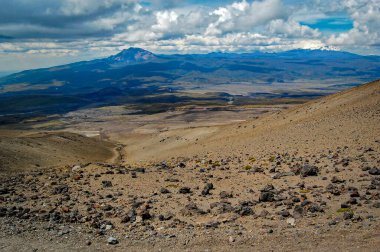Sincholagua ve Antisana volkanları Cotopaxi yanardağının yamaçlarından, Ekvador 'daki Cotopaxi Ulusal Parkı' nda,