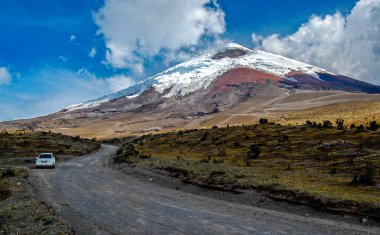 Güneşli bir sabahta Cotopaxi Ulusal Parkı 'ndan Cotopaxi volkanı manzarası. Ekvador