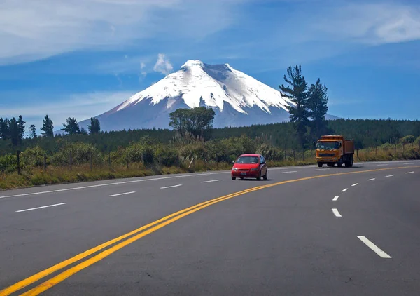 Highway Νότια Προς Ηφαίστειο Cotopaxi Οχήματα Που Ταξιδεύουν Ένα Ηλιόλουστο — Φωτογραφία Αρχείου