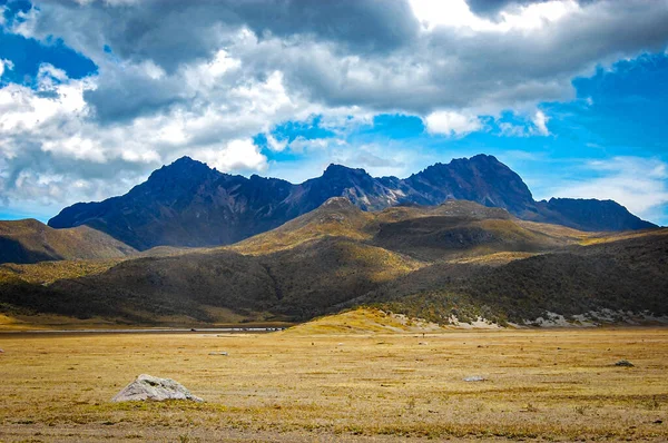 Vacker Utsikt Över Ruminahui Vulkanen Och Det Omgivande Andes Fält — Stockfoto