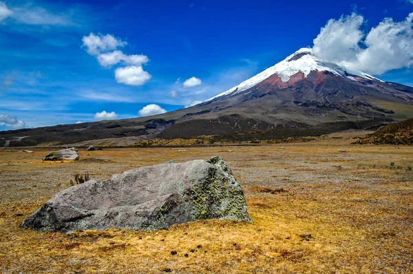 前景に火山岩と 晴れた朝にコトパシー火山の眺め エクアドルのコトパキシ国立公園 — ストック写真