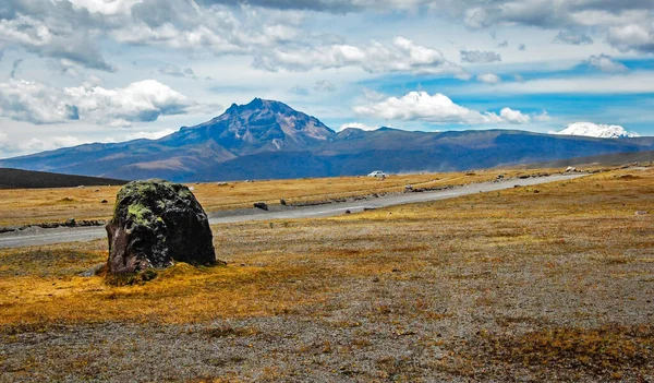 Stor Vulkanisk Sten Förgrunden Med Sincholagua Vulkan Bakgrunden Cotopaxi National — Stockfoto
