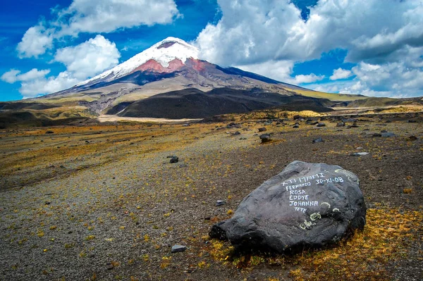 Blick Auf Den Vulkan Cotopaxi Einem Sonnigen Morgen Vordergrund Vulkangestein — Stockfoto