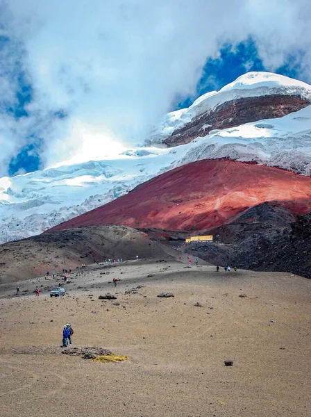 View Cotopaxi Volcano Safe House Lower Slopes Mountain Some People — Stock Photo, Image