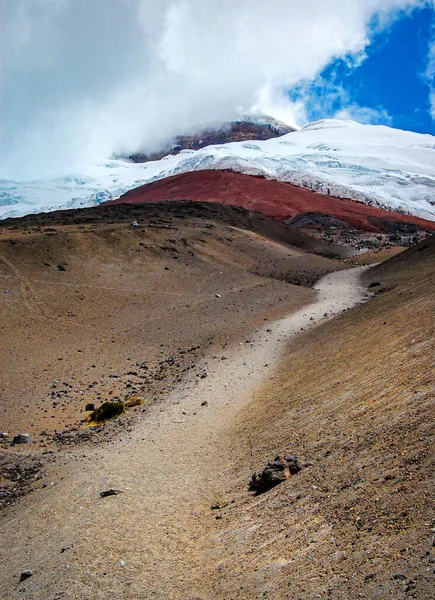 Vista Próxima Vulcão Cotopaxi Encostas Rochas Casa Segura Dia Nublado — Fotografia de Stock