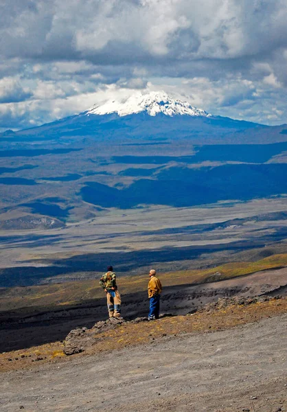 Two People Valley Antisana Volcano Valley Cotopaxi Slopes Sunny Cloudy — Stock Photo, Image