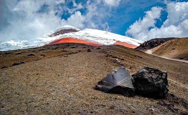 Stora Svarta Vulkaniska Stenar Sluttningarna Cotopaxi Vulkanen Solig Och Molnig — Stockfoto