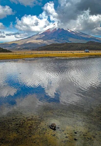 Utsikt Över Limpiopungo Lagunen Med Cotopaxi Vulkanen Bakgrunden Molnig Och — Stockfoto