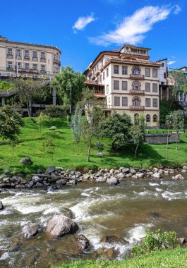 Cuenca, Azuay, Ekvador 'da güzel evleri ve mimarisi olan Tomebamba nehri.