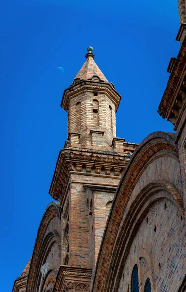 晴れた朝には 南アメリカのエクアドル クエンカの美しく古い大聖堂のドームと塔 — ストック写真