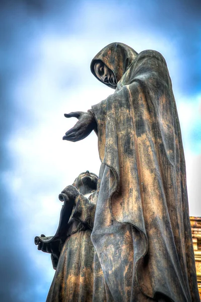 Statue Virgin Mary Child Top Cuenca Cathedral Sunny Cloudy Morning — Stock Photo, Image