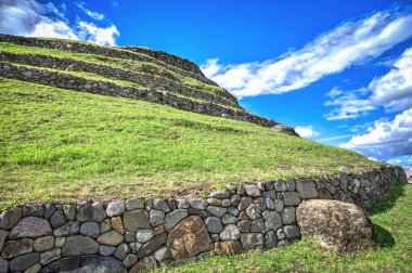 Pumapungo harabeleri, antik İnka şehri, Cuenca, Ekvador, güzel güneşli bir öğleden sonra.