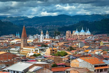 Ekvador And Dağları 'nın ortasında, güneşli bir öğleden sonra, Güney Amerika' da pek çok kilise, katedral ve evle Cuenca şehri manzarası..