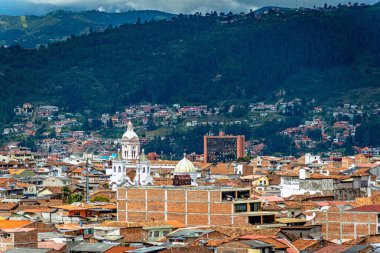 Ekvador And Dağları 'nın ortasında, güneşli bir öğleden sonra, Güney Amerika' da pek çok kilise, katedral ve evle Cuenca şehri manzarası..