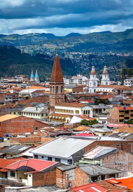 Ekvador And Dağları 'nın ortasında, güneşli bir öğleden sonra, Güney Amerika' da pek çok kilise, katedral ve evle Cuenca şehri manzarası..