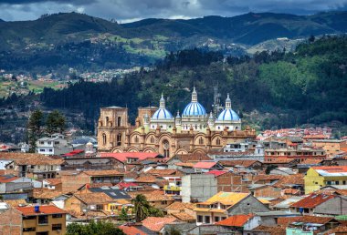 Cuenca 'nın Katedrali La Inmaculada Concepcion, güneşli ve bulutlu bir öğleden sonra, güzel bir şehrin ortasında. Cuenca, Azuay Eyaleti, Ekvador.