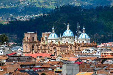 Cuenca 'nın Katedrali La Inmaculada Concepcion, güneşli ve bulutlu bir öğleden sonra, güzel bir şehrin ortasında. Cuenca, Azuay Eyaleti, Ekvador.