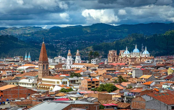 エクアドルのアンデスの真ん中にある教会や大聖堂 家がたくさんあり 晴れた日の午後 エクアドル 南アメリカ — ストック写真
