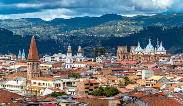 在一个阳光明媚的下午 在厄瓜多尔安第斯山脉中部的昆卡市 有许多教堂 大教堂和房屋 在南美洲的厄瓜多尔 — 图库照片