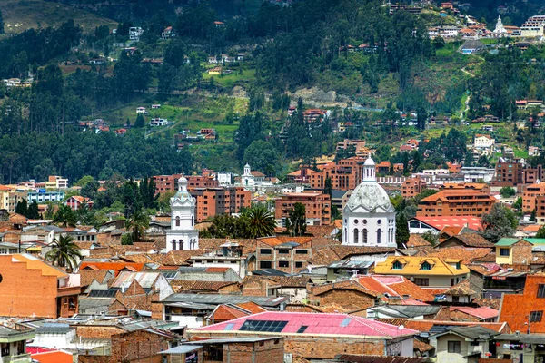 쿠엥카 전경에는 에콰도르 안데스 가운데에 주택들이 있으며 오후에는 남아메리카 에콰도르가 — 스톡 사진