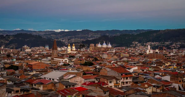 黄金の時間にクエンカの街の景色 日没直後と夜の時間に近い それは大聖堂や多くの教会で 南アメリカのエクアドル アズアイ州のクエンカ — ストック写真