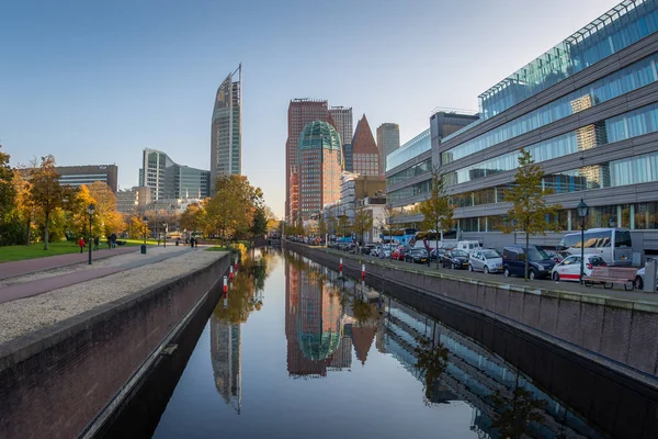 Città Moderna Con Piccolo Fiume Grattacieli Nella Giornata Sole — Foto Stock