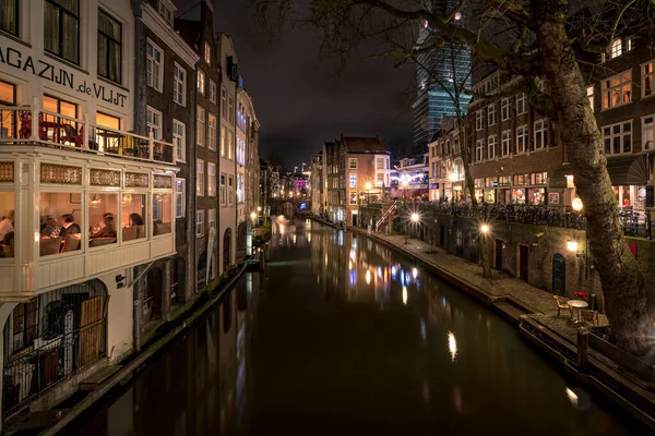 2020年1月 荷兰乌得勒支市中心的夜晚 典型的弯道运河 — 图库照片