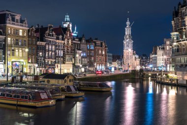 Amsterdam kanallarındaki evler.