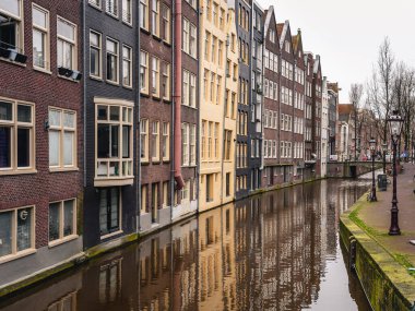 Tipik Amsterdam evlerinin cepheleri, Hollanda