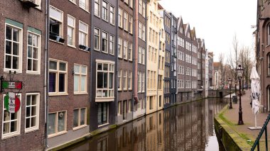 Tipik Amsterdam evlerinin cepheleri, Hollanda