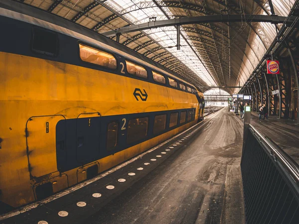Железнодорожная Станция Городе Желтым Поездом Амстердам Нидерланды — стоковое фото