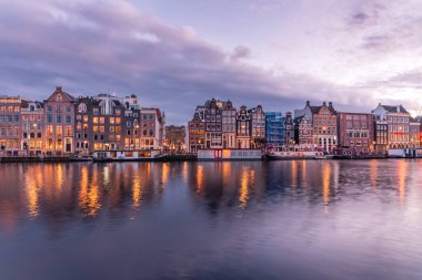 Amsterdam kanallarındaki evler.