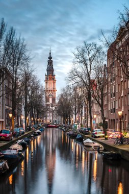 Hollanda 'nın Amsterdam kentindeki kanal, Amstel Nehri' ne ev sahipliği yapıyor.