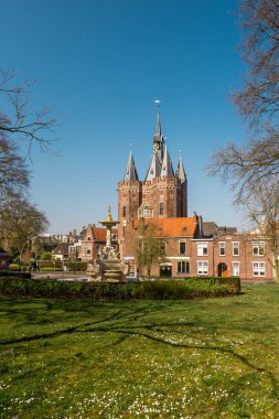 Mart 2020 Sassenpoort (Sassen kapısı) Hollanda 'nın Zwolle şehrinde bir kapı evidir.