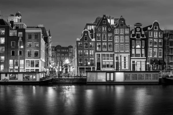 荷兰阿姆斯特丹的渠道容纳了阿姆斯特尔河这个具有里程碑意义的老欧洲城市 — 图库照片