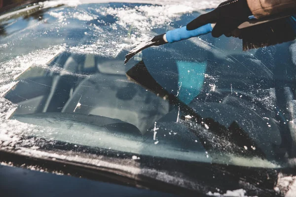 Zamarznięte Okno Usuwanie Lodu Przedniej Szyby Samochodu Pomocą Skrobaka — Zdjęcie stockowe