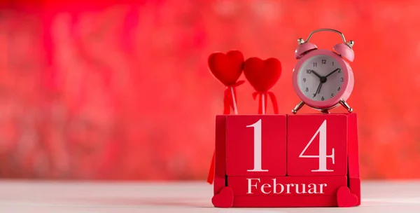 木制红色立方体日历上的日期"2月14日" — 图库照片