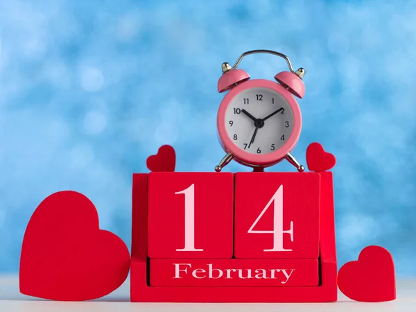 "Február 14". dátum a fa piros kocka naptárban — Stock Fotó