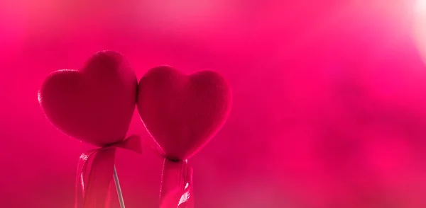 Corazón decorativo rosa en fondo rojo bokeh —  Fotos de Stock