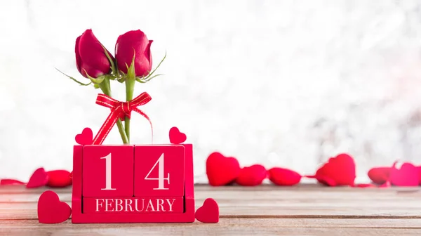 14 февраля буквы на красных кубиках — стоковое фото