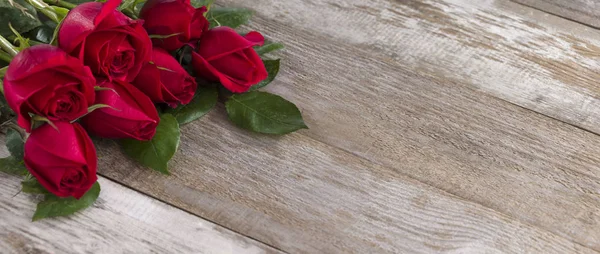 Sete rosas em tábua de madeira — Fotografia de Stock