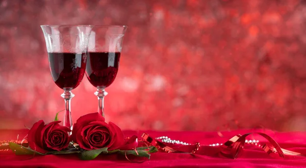 Copos de vinho tinto e rosas — Fotografia de Stock