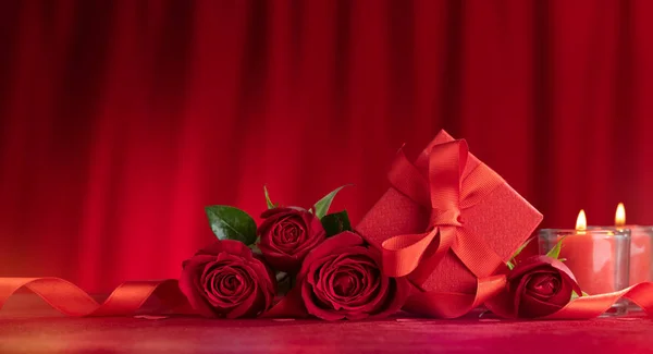 Rosas, velas e caixa de presente vermelho — Fotografia de Stock