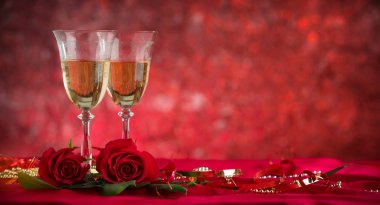 Kadife kumaşta şampanya bardağı ve güller