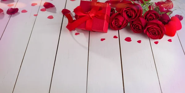Valentijnsdag geschenk rode doos — Stockfoto