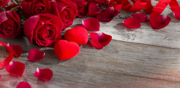 Κόκκινες καρδιές με τριαντάφυλλα — Φωτογραφία Αρχείου
